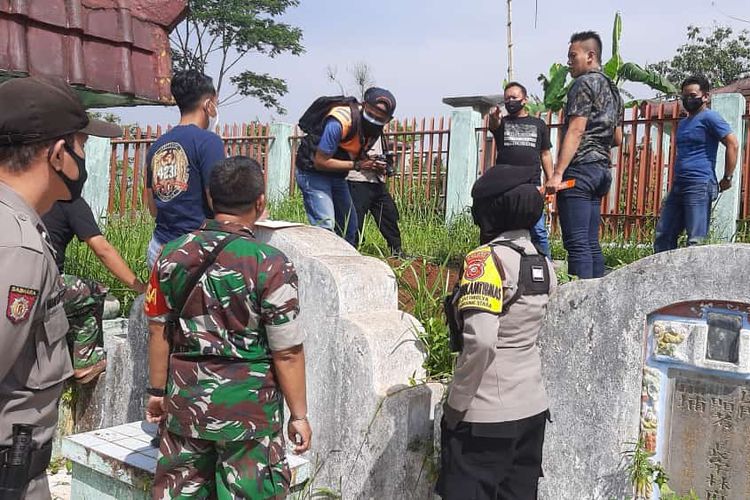 Polres Sumedang melakukan olah TKP di Kompleks Pemakaman China di Kabupaten Sumedang, Jawa Barat, Minggu (29/5/2022). 