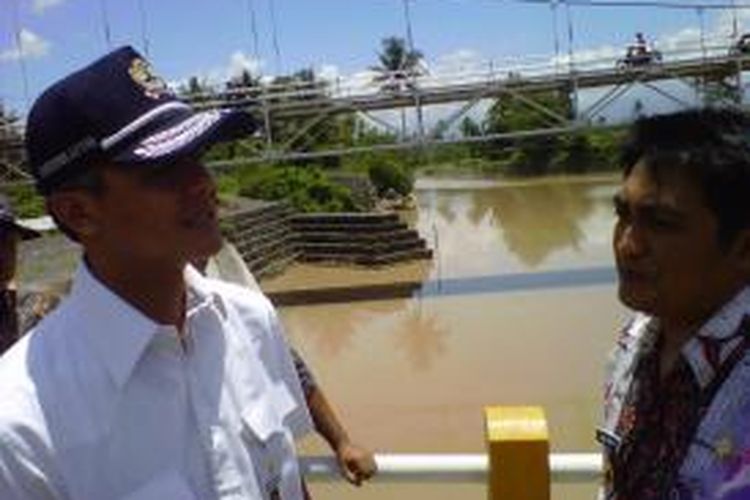 Gubernur Jateng, Ganjar Pranowo (kiri) dan Bupati Magelang, Zainal Arifin, saat meninjau sabo dam oprit di aliran sungai Pabelan, Srowol, Mungkid, Magelang, Kamis (6/3/2014).