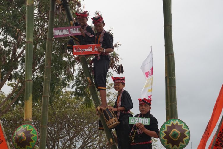 Ketika Lagu Padang Ulan Bergema di Langit Bandara Banyuwangi...