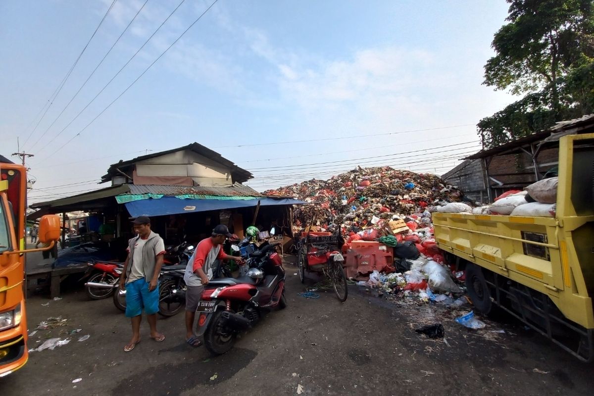 Gunungan sampah di TPS Pasar Kemiri Muka yang bersinggungan langsung dengan kios pedagang.