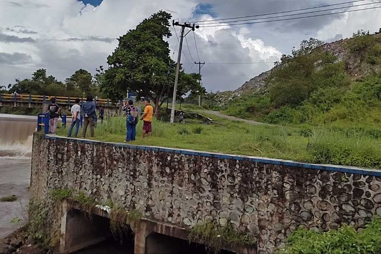 Tim Walhi dan ESN saat melakukan pengambilan sampel air sungai Babak di dekat TPA Kebon Kongok, Lombok Barat