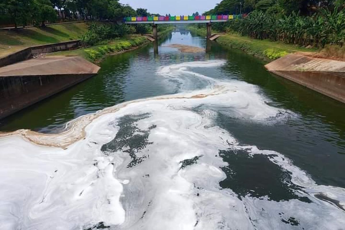 Permukaan air Banjir Kanal Timur (BKT) di bendungan Pos Duga Air Weir I Balai Besar Wilayah Sungai Ciliwung Cisadane, Jakarta Timur tampak berbusa, Senin (21/8/2023).