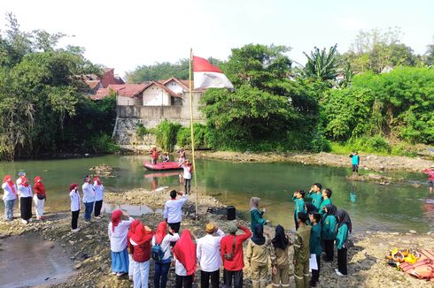 Warga Bogor Upacara HUT RI di Tengah Sungai Ciliwung, Ini Tujuannya