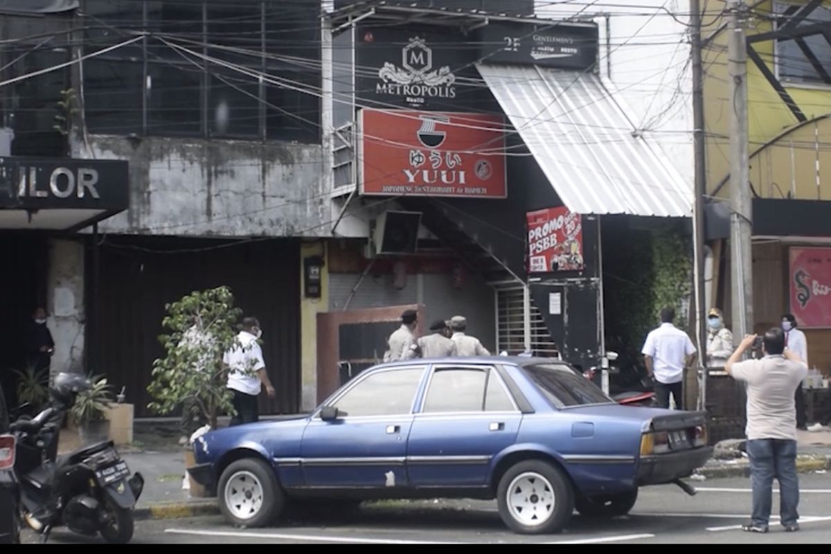 Satuan Polisi Pamong Praja (Satpol PP) DKI Jakarta menutup Panti Pijat Pijat Metropolis di kawasan Blok M, Kebayoran Baru, Jakarta Selatan secara permanen karena melanggar peraturan Pembatasan Sosial Berskala Besar (PSBB) dan menjadi tempat kegiatan prostitusi.