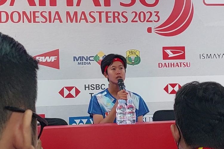 Putri Kusuma Wardani menitikan air mata saat menyinggung sang ayah yang ikut menonton langsung di Istora Senayan, Jakarta, Rabu (25/1/2023). Putri melaju ke babak 16 besar Indonesia Masters 2023 setelah mengalahkan Ay Ohori, 21-17, 23-25, 23-21. 