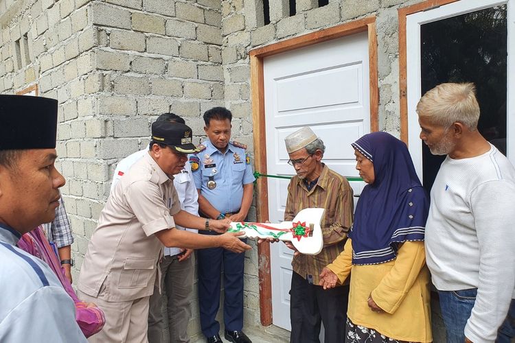 Plt Bupati Kuansing, Suhardiman Amby menyerahkan kunci rumah layak huni kepada warga kurang mampu, yang dibangun oleh narapidana Lapas Kuansing di Riau, Jumat (10/2/2023).