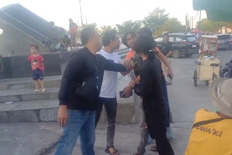 Tim Jatanras Polres Gowa meringkus seorang residivis di tengah keramaian kota Sungguminasa, Kabupaten Gowa, Sulawesi Selatan. Selasa, (2/9/2025).