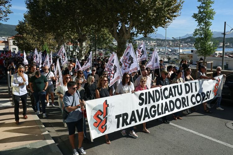 Anggota sindikat STC (Sindikat Pekerja Korsika) berjalan di sepanjang jalan di Ajaccio, di pulau Corsica di Mediterania Prancis, pada 18 September 2025, melakukan aksi mogok kerja dan protes nasional yang diserukan terhadap anggaran nasional Perancis. 