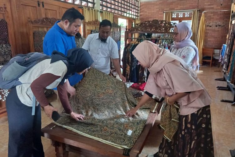 Tim Pengabdian UPN Veteran Yogyakarta (UPNVY) tengah berdiskusi dengan pengurus Paguyuban Batik Tulis Giriloyo di Galeri Batik Tulis Giriloyo Kabupaten Bantul, Sabtu (5/8/2023).