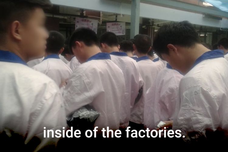 Buruh di pabrik Apple di Shanghai, China.