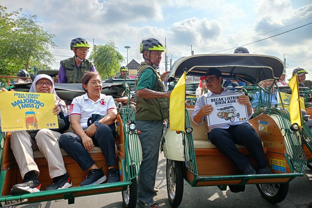 Hasto Wardoyo (kanan) saat menjajal becak listrik berkeliling Malioboro, Jumat (18/7/2025)