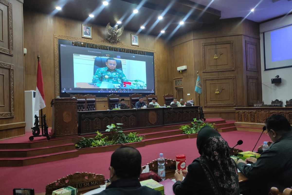 Susanan sidang rapat paripurna pemakzulan Bupati Pati, Sudewo di gedung DPRD Pati, Jumat (31/10/2025) malam.