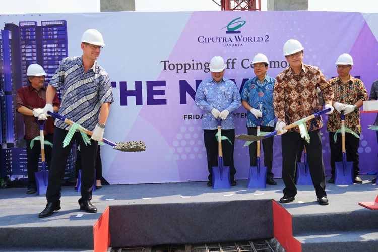 Selain Artadinata Djangkar, hadir juga Sugwantono Tanto, Project Director Ciputra World Jakarta, dan jajaran direksi Ciputra Group, serta dari pihak kontraktor PT Tatamulia Nusantara Indah, Ir Hans Saputra, pada Topping Off The Newton 1, Ciputra World 2 Jakarta, Jumat (13/9/2019) di Jakarta.