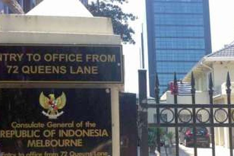 Seorang pria meloncat masuk gedung KJRI di Melbourne dan mengibarkan bendera kelompok separatis Papua.

