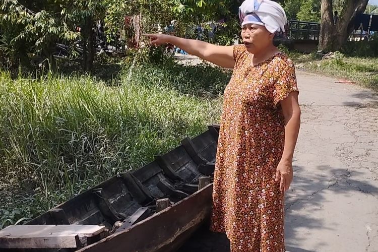 Mei Salamah (65) sedang menceritakan saat mereka dievakuasi menggunakan sampan dari Lingkungan IX, Kelurahan Terjun, Kecamatan Medan Marelan, Kota Medan, menuju pengungsian, Senin (1/12/2025).