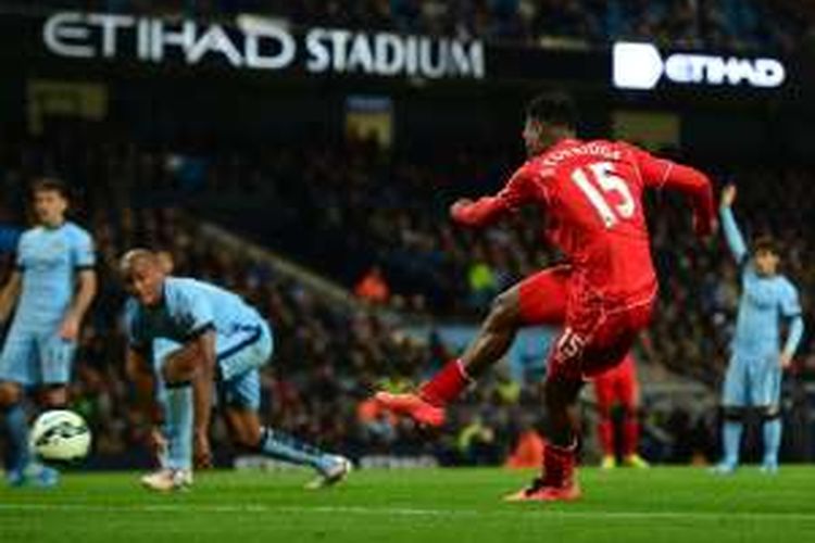 Daniel Sturridge melepaskan tembakan saat Liverpool melawan Manchester City pada partai Premier League di Stadion etihad, 25 Agustus 2013.