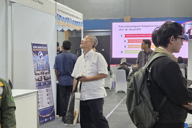 Tenteng Tas Bagikan CV, Ayah Wakili Anaknya Cari Kerja di Jakarta Job Fair