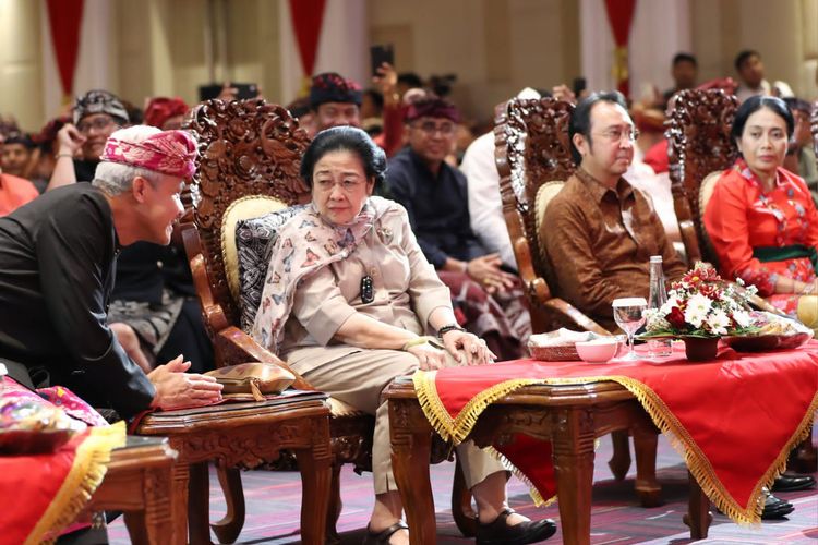 Gubernur Jawa Tengah Ganjar Pranowo (paling kiri), Presiden kelima RI Megawati Soekarnoputri (kedua dari kiri), dan Ketua DPP PDI-P Prananda Prabowo duduk berdampingan di acara penandatanganan nota kesepahaman bidang kesenian antara Provinsi Jawa Tengah dan Bali, Jumat (16/6/2023).