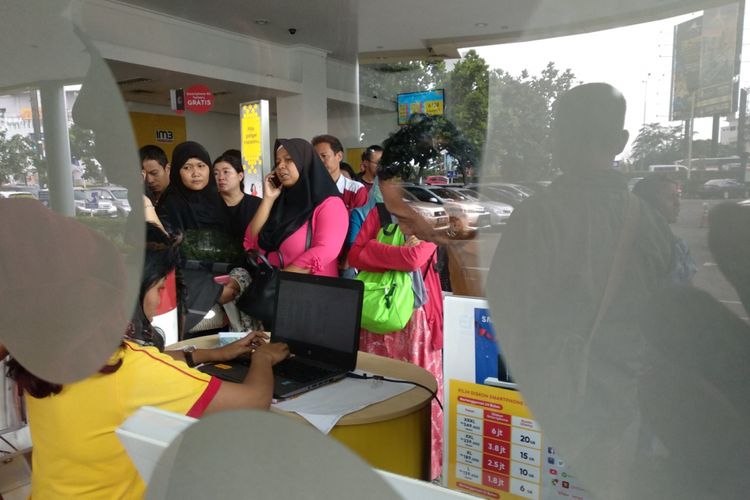 Suasana gerai Indosat Ooredo di Mal Metropolitan Bekasi, Rabu (28/2/2018). Warga menyerbu gerai seluler tersebut untuk proses registrasi ulang kartu prabayar