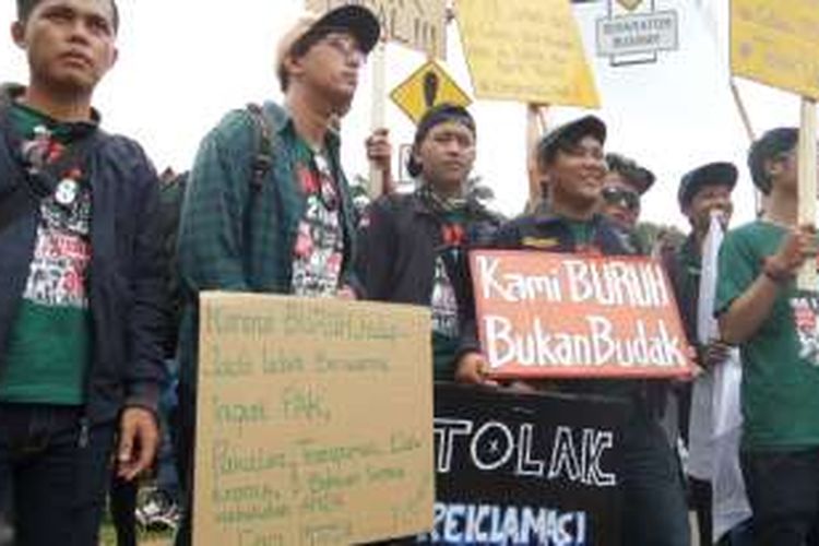 Minggu (1/5/2016), ribuan buruh mulai memadati halaman Tugu Monas untuk melakukan aksi pada peringatan hari buruh 1 Mei