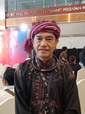 Desainer Merdi Sihombing di sela penyelenggaraan Indonesia Fashion Week 2018 di Jakarta Convention Center, Rabu (28/3/2018).
