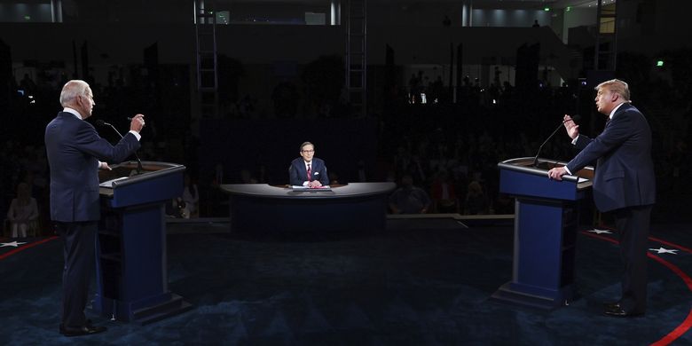 Presiden Amerika Serikat Donald Trump dan kandidat presiden dari Partai Demokrat Joe Biden berpartisipasi dalam debat perdana Pilpres AS di Case Western University and Cleveland Clinic di Cleveland, Ohio, pada 29 September 2020.