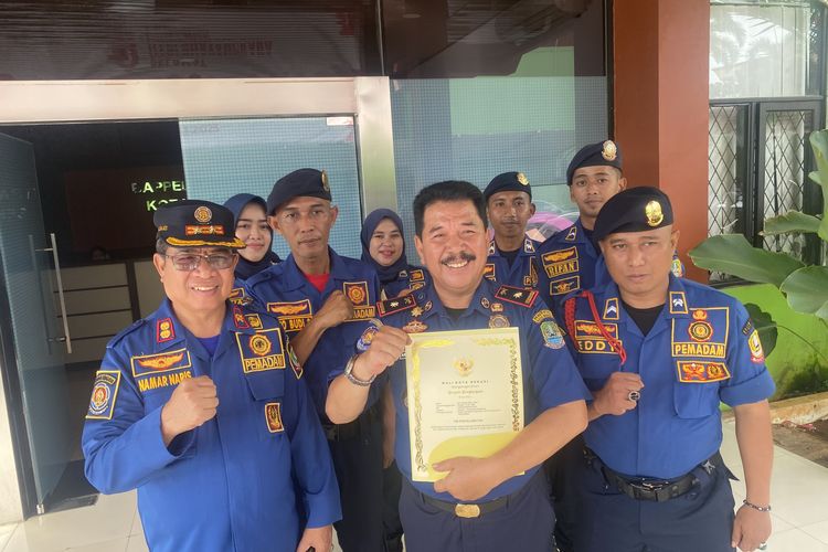 Sebanyak enam petugas pemadam kebakaran (damkar) Kota Bekasi diganjar penghargaan setelah berhasil menyelamatkan seorang ibu korban kekerasan dalam rumah tangga (KDRT).