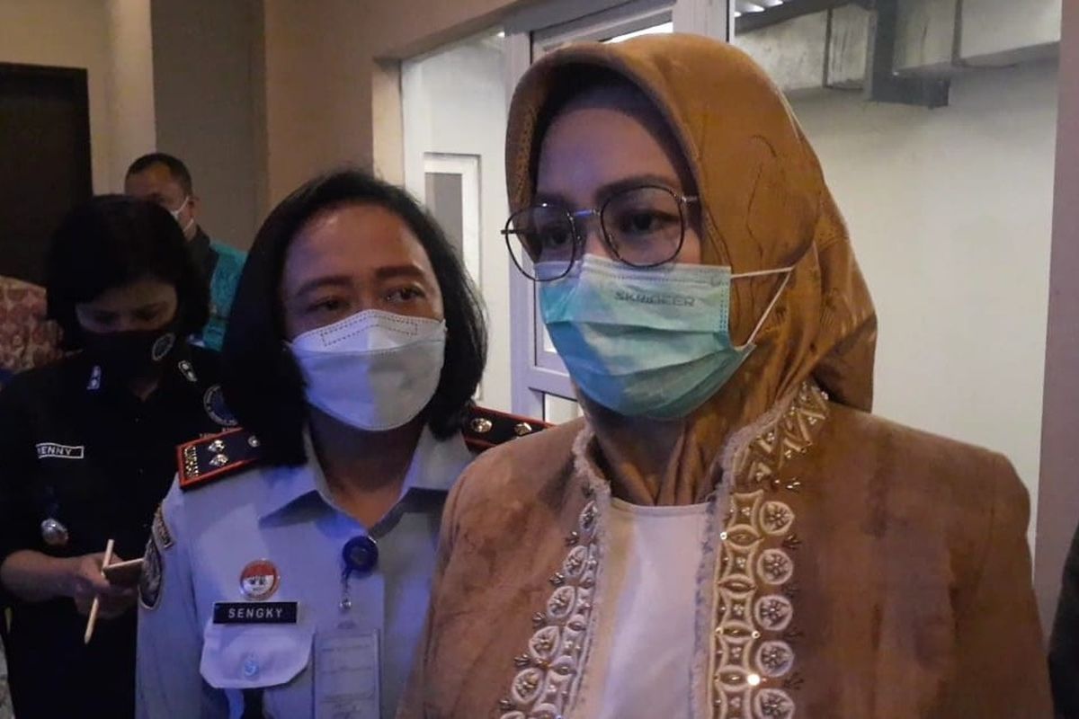 Wali Kota Tangerang Selatan Airin Rachmi Diany (kanan), bersama Kepala Kantor Imigrasi Kelas I Non TPI Tangerang, Felucia Sengky Ratna (kiri) saat ditemui di kawasan Serpong, Tangerang Selatan, Kamis (25/3/2021)