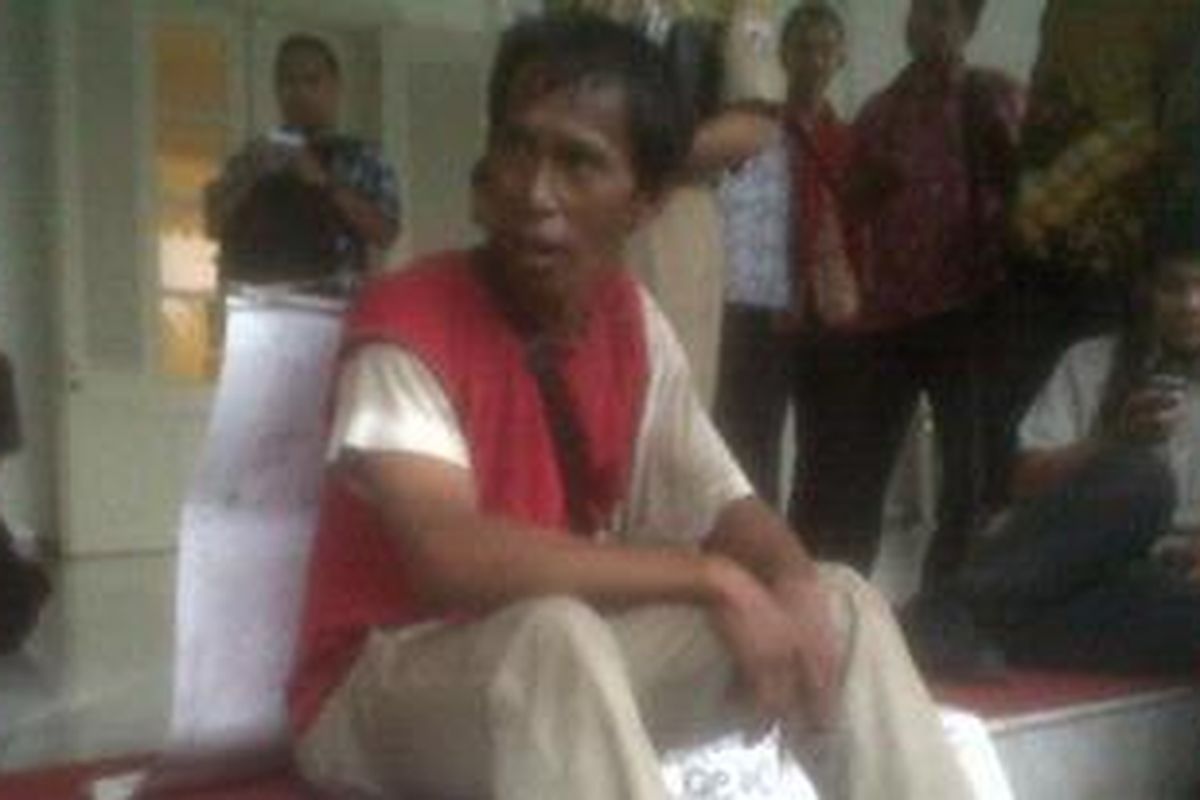 Ahmatdi (39) seorang penggemar Jokowi asal Surabaya. Ia rela berjalan kaki dari Surabaya hingga Jakarta demi memenuhi keinginannya bertemu Jokowi.