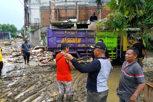 Bekasi Kerahkan 275 Truk Angkut Sampah Banjir di Perumahan Warga