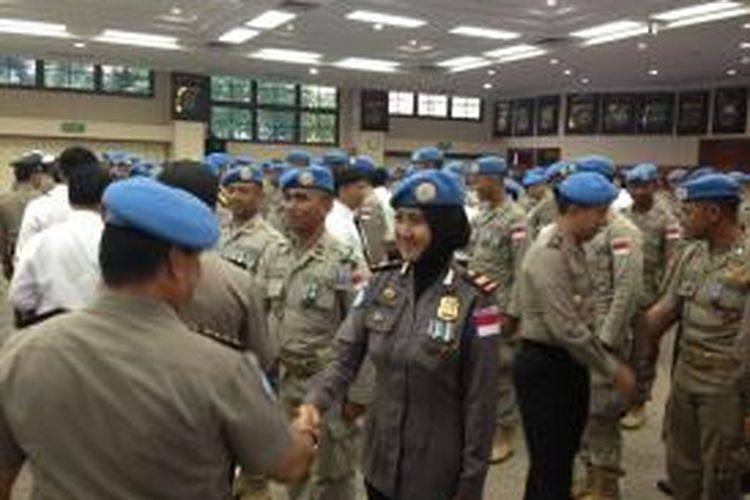 Inspektur Polisi Satu (Iptu) Rahmaningtyas di Ruang Rapat Utama Mabes Polri, Senin (28/12/2015). Ia menjadi satu-satunya polisi wanita dalam kontingen satgas Formed Police Unit (FPU) Indonesia VII dan Individual Police Officer (IPO). 