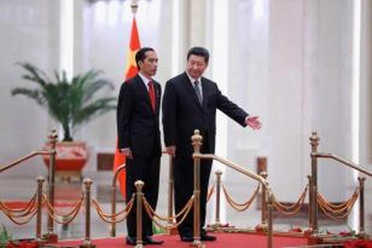 Presiden Joko Widodo (kiri) bersama Presiden China Xi Jinping saat upacara penyambutan kenegaraan di Great Hall of the People di Beijing, Kamis (26/3/2015).