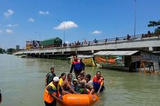 Banjir Demak, Ratusan Warga Karanganyar Terjebak di Atap Rumah