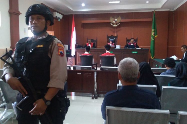 Polisi bersenjata lengkap berjaga sidang perdana kasus pembunuhan satu keluarga di Pengadilan Negeri (PN) Banyumas, Jawa Tengah, Selasa (14/1/2020).