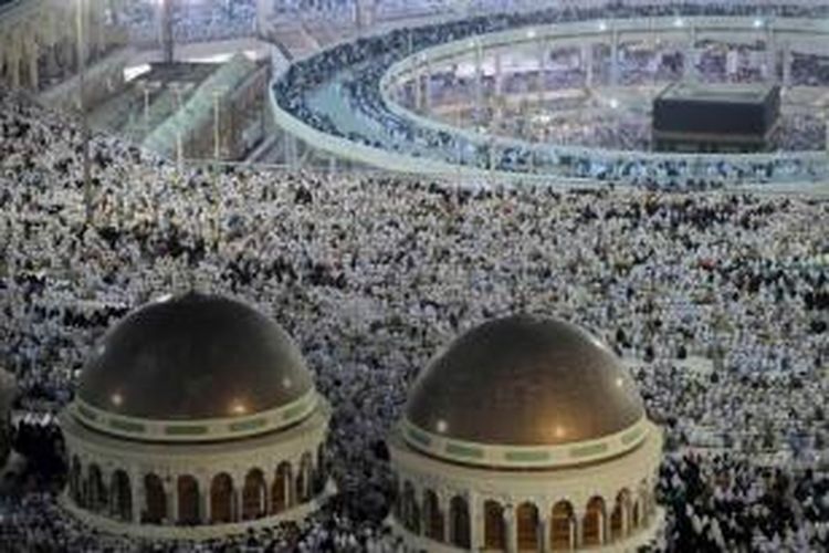 Manusia menyemut beribadah dan melakukan tawaf mengelilingi Kakbah, bangunan suci di Masjidil Haram, di Kota Mekkah, Arab Saudi, bagian dari kegiatan haji, 8 Oktober 2013. Lebih dari dua juta muslim tiba di kota suci ini untuk ibadah haji tahunan.