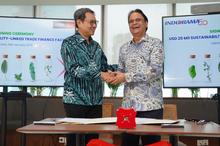 Presiden Direktur PT Bank DBS Indonesia Lim Chu Chong (kiri) dan Managing Director and Group Chief Financial Officer of Indorama Vishnu Baldwa menandatangani fasilitas kredit berbasis keberlanjutan Sustainability-Linked Trade Facility (SLTF) antara PT Indo-Rama Synthetics Tbk (Indorama) dengan PT Bank DBS Indonesia di Jakarta, Selasa (14/1/2025).