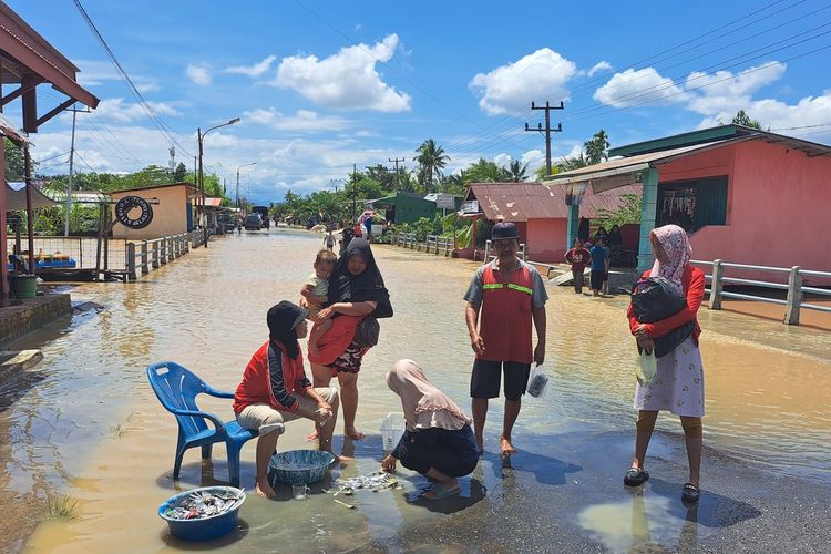 kondisi banjir di Kelurahan Sukamerindu, Kota Bengkulu. Warga keluhkan tak dapat bantuan makanan dan minuman. Hingga saat ini air belum surut.
