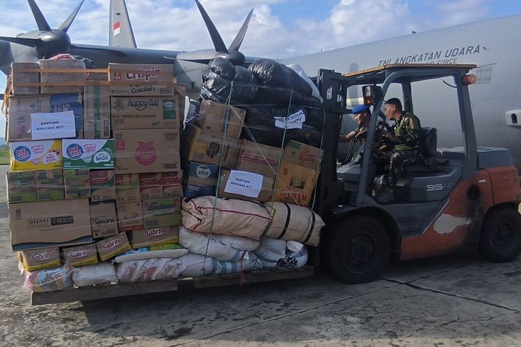 Lanud Silas Papare Kirim 1,5 Ton Bantuan untuk Korban Gempa di NTT