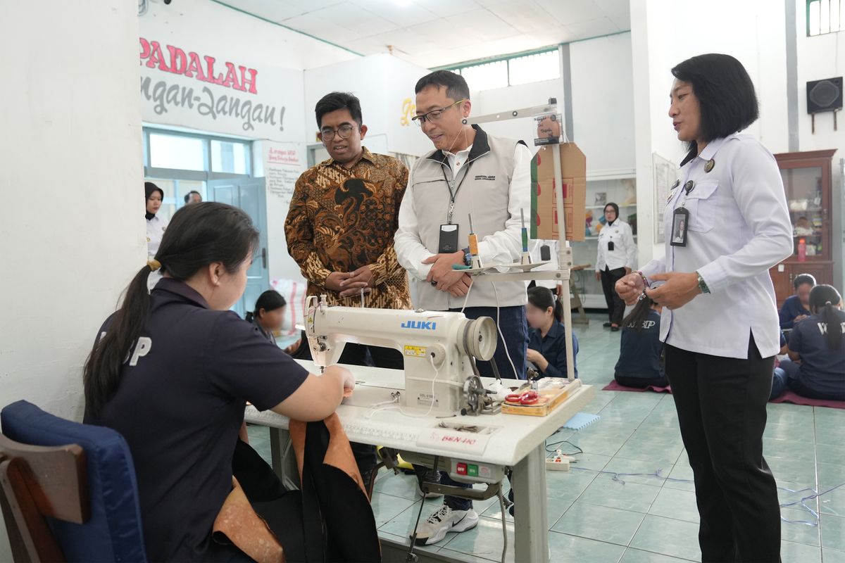 Sekretaris Perusahaan PT Pelindo Terminal Petikemas Widyaswendra saat meninjau pelaksanaan program Pelita Warna di Lembaga Pemasyarakatan (Lapas) Perempuan Kelas IIA Malang.