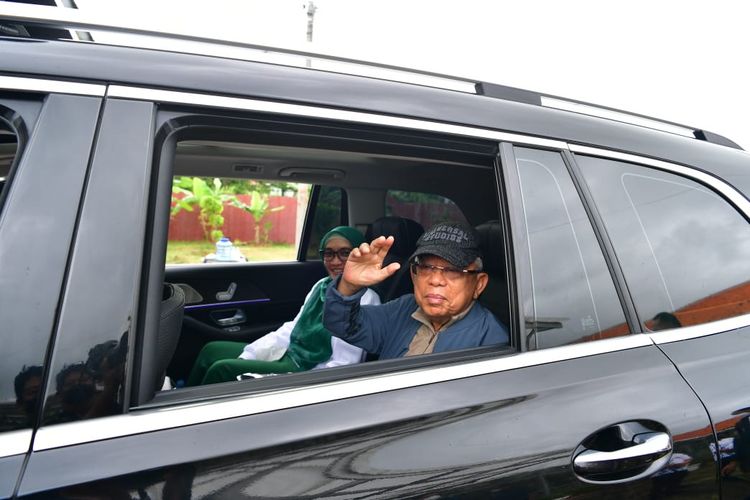 Wakil Presiden Ma'ruf Amin menjajal mobil jenis Mercedes-Benz GLS450 yang sehari-hari digunakan Pasukan Pengamanan Presiden (Paspampres) mengawal dirinya, Jumat (17/2/2023).