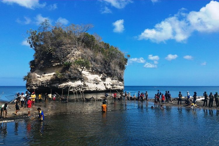 Tradisi Anjala Ombong, salah satu Warisan Budaya Takbenda Indonesia yang berasal dari Provinsi Sulawesi Selatan.