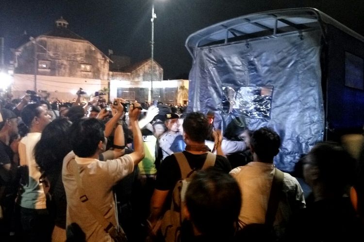 Anggota polisi saat mengamankan orang yang diduga akan melakukan provokasi ke dalam truk di sela aksi menyalakan lilin untuk Ahok di Tugu Yogyakarta, Rabu (10/5/2017).