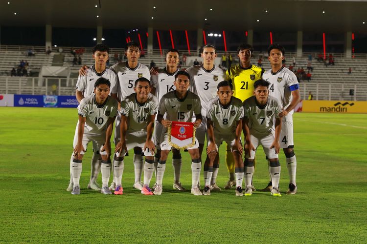Starting timnas U23 Indonesia melawan India di Stadion Madya, Jakarta, Senin (13/10/2025).