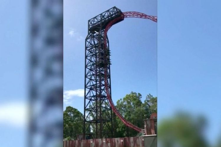 Enam orang terjebak selama sekitar 15 menit di roller coaster di taman hiburan Dreamworld di Gold Coast, Australia, Kamis (22/3/2018). (Mike Fahrner via ABC News)