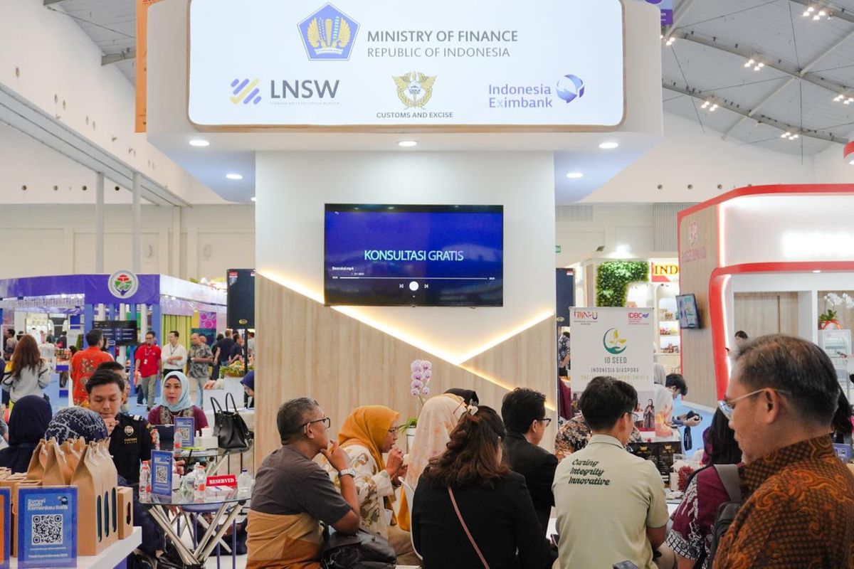 Booth Kementerian Keuangan (Kemenkeu) di area business lounge Lembaga Pembiayaan Ekspor Indonesia (LPEI) dalam ajang Trade Expo Indonesia (TEI) 2025.