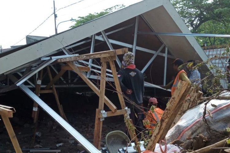 Sejumlah pekerja pembangunan atap Pasar Burung Cipinang, Jakarta Timur, mengecek kerusakan karena ambruk, Kamis (25/6/2020).