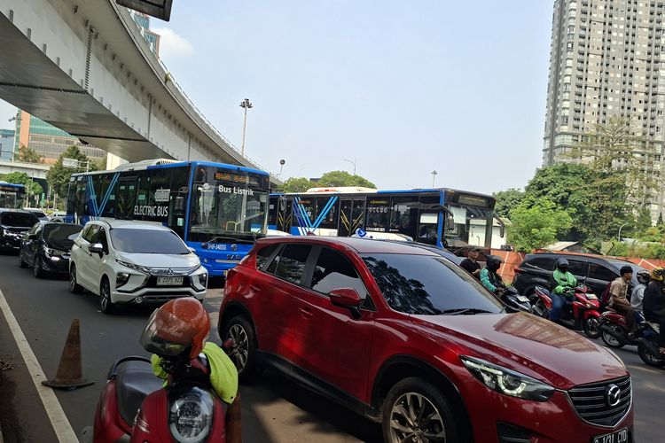 Lalin Jalan Letjen S Parman Macet 2 Km Imbas Muatan Besi 30 Ton Tutupi Flyover Tomang
