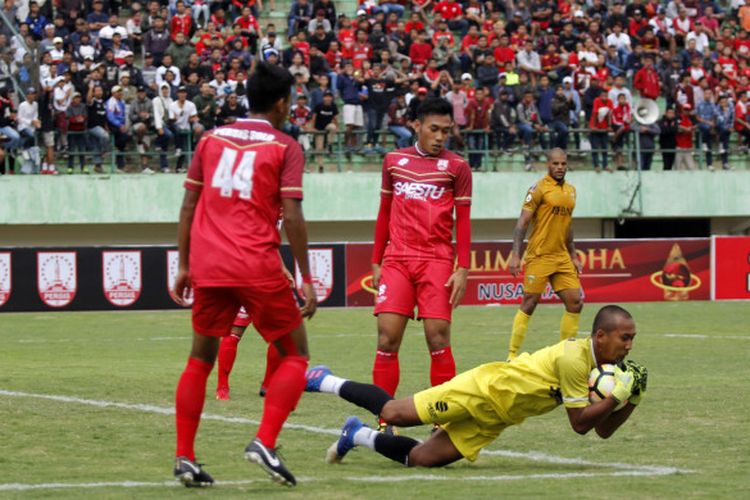 Kiper Persis Solo, Galih Sudaryono mengamankan bola saat laga uji coba lawan Bhayangkara FC di Stadion Manahan, Solo, Minggu (25/2/2018).