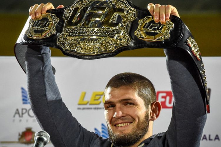 Petarung UFC asal Rusia, Khabib Nurmagomedov, saat memamerkan sabuk juara kelas ringan miliknya.