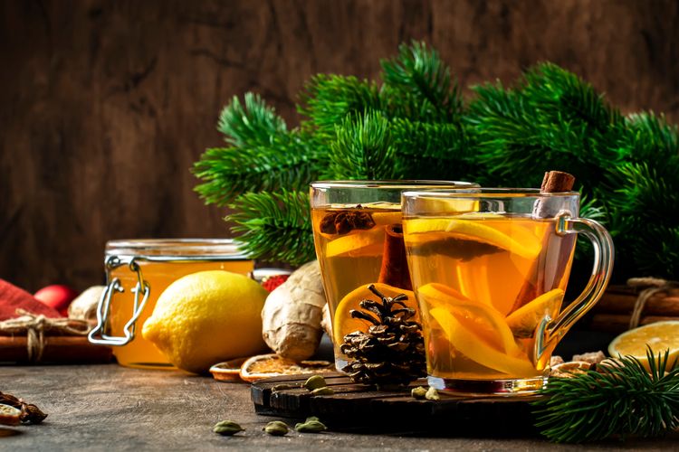 Ilustrasi air perasan lemon yang termasuk obat tradisional untuk menurunkan panas pada anak 